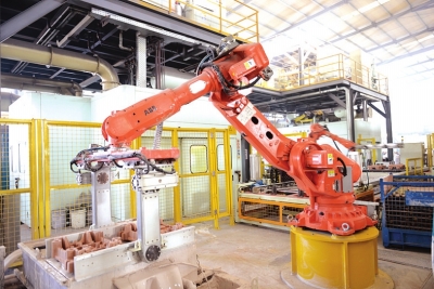 殼型噴涂機(jī)器人工作中.jpg