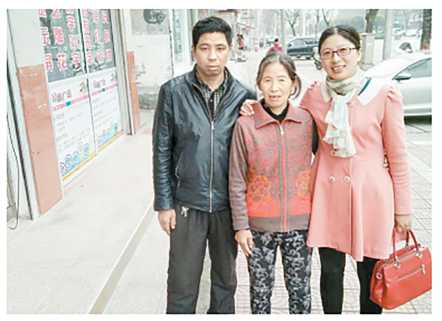 姬小強(qiáng)夫妻陪母親購(gòu)物.png