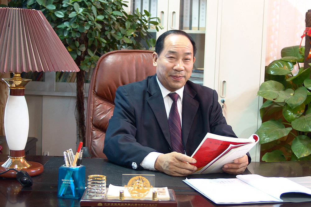 董事長工作照.jpg
